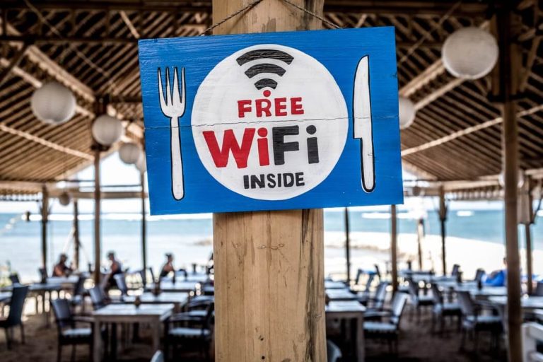 バーに顧客用Wi-Fi は設置するべきなのか？